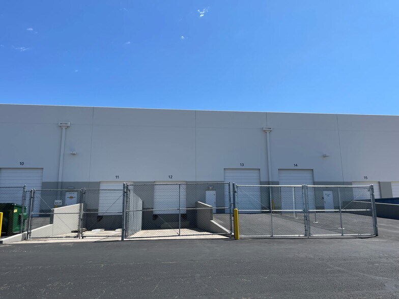 More Photos Of 21420 N 15th Ln, Phoenix Warehouse For Lease