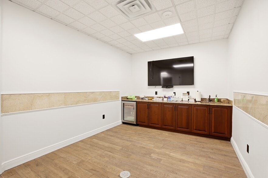 More Photos Of 5266 Office Park Blvd, Bradenton Medical For Lease