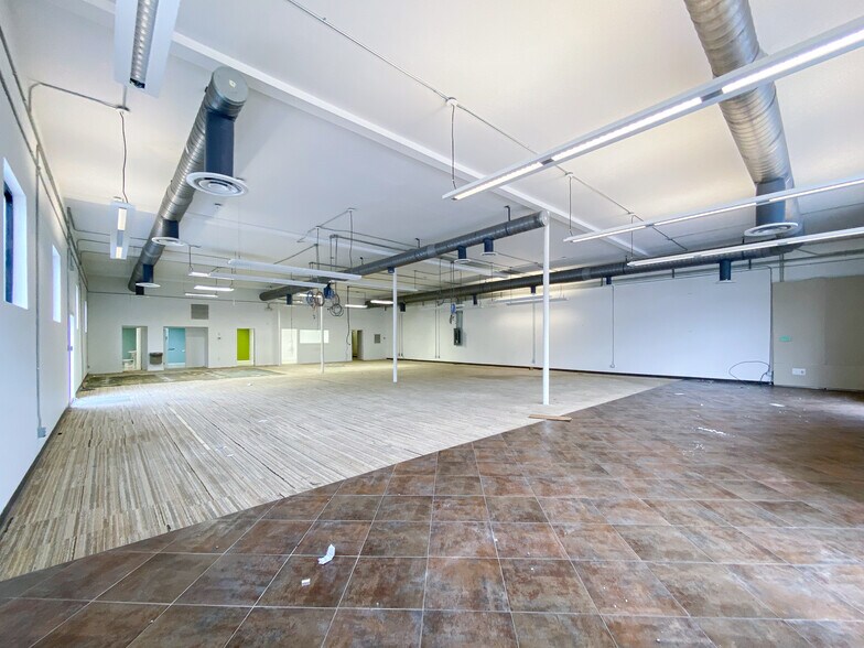 More Photos Of 120 E 42nd St, Savannah Bar For Lease