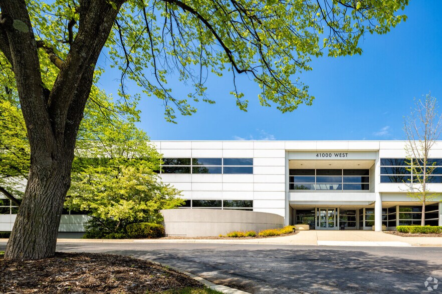 More Photos Of 41000 Woodward Ave, Bloomfield Hills Office For Lease