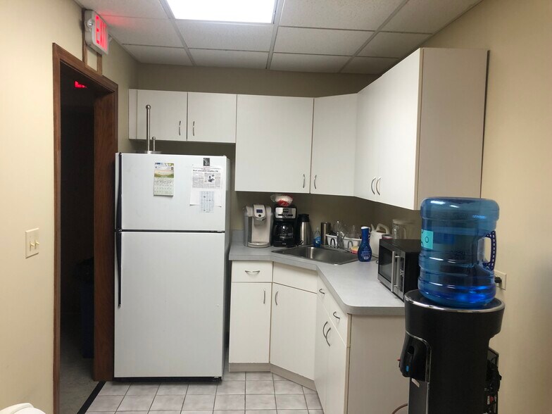 More Photos Of 14047 W Petronella Dr, Libertyville Office For Sale