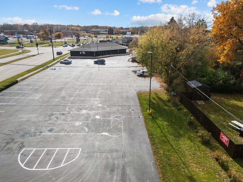 More Photos Of 2009 S Memorial Dr, Appleton Office For Sale