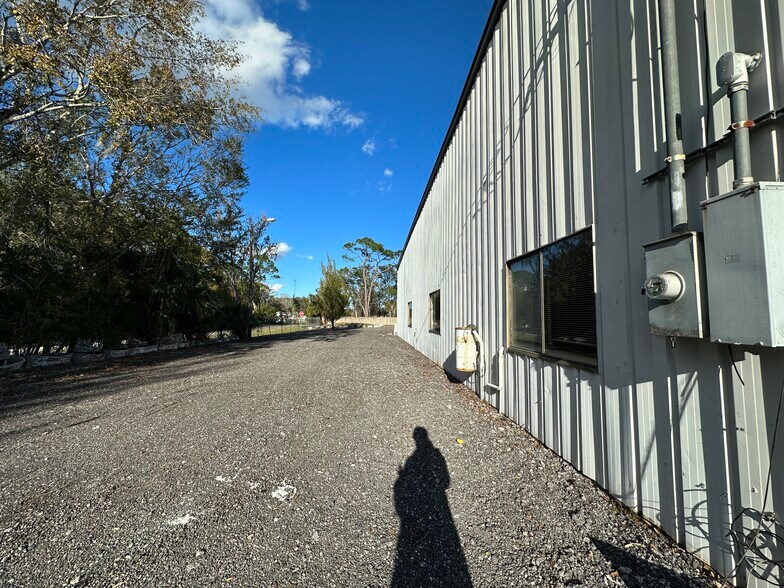 More Photos Of 18715 Colonial Dr, Orlando Warehouse For Lease