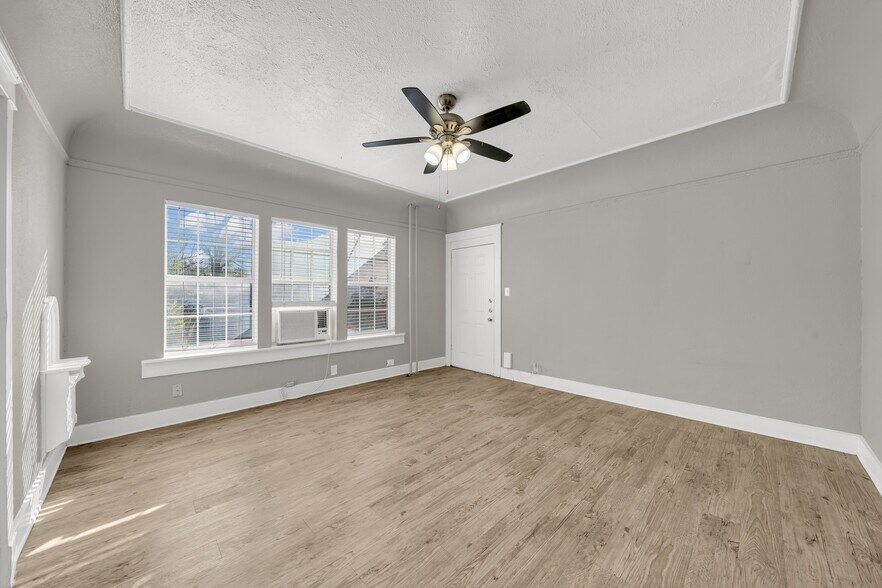 More Photos Of 1409 W Woodlawn Ave, San Antonio Apartments For Sale