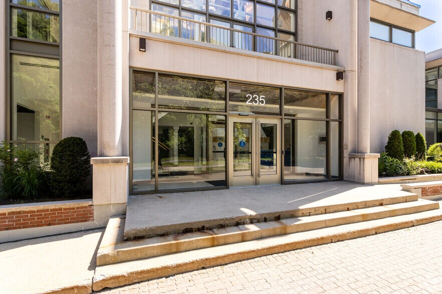 More Photos Of 235 Armand-Frappier, Laval Office For Lease