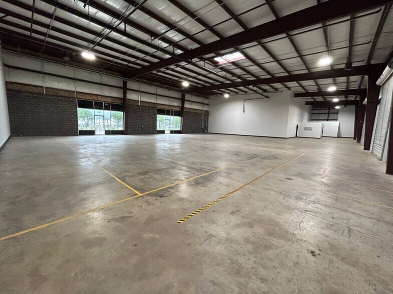More Photos Of 7265 W 43rd St, Houston Warehouse For Lease