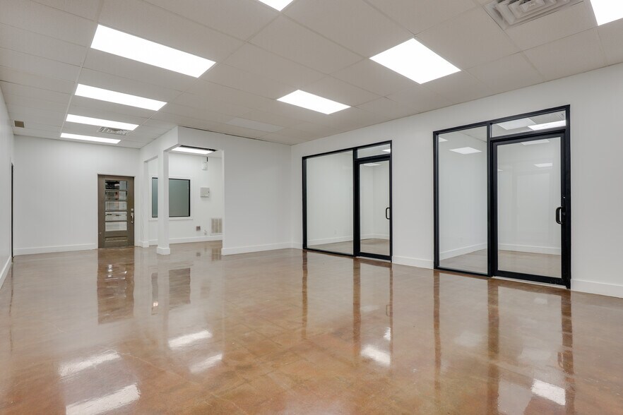 More Photos Of 1241-1243 Majesty Dr, Dallas Warehouse For Lease