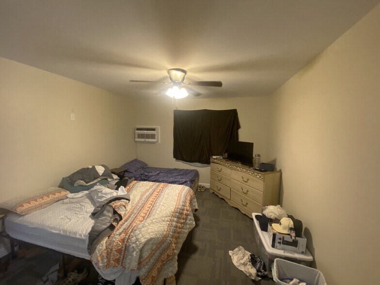 More Photos Of 1 Proactive Dr, New Florence Hotel For Sale