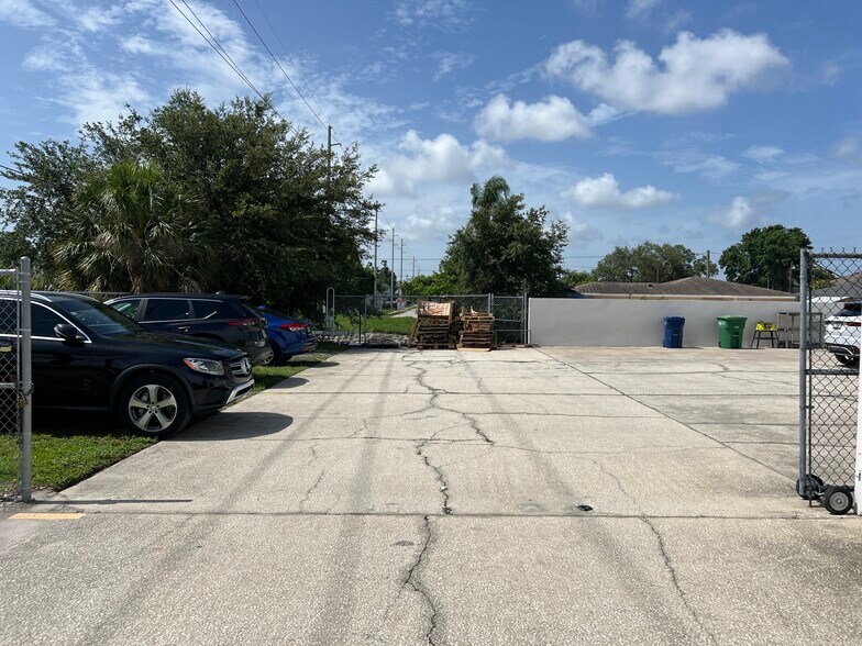 More Photos Of 4002 W State St, Tampa Warehouse For Lease