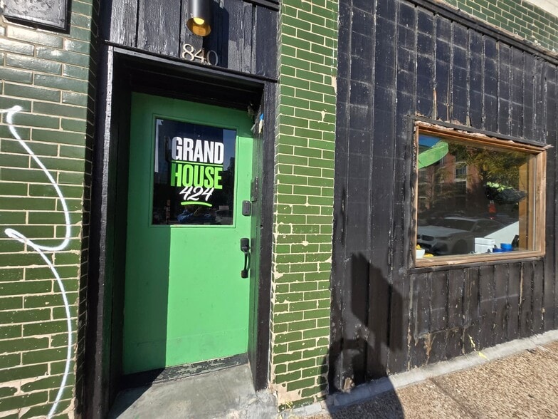 More Photos Of 838-840 W Grand Ave, Chicago Storefront Retail Residential For Lease