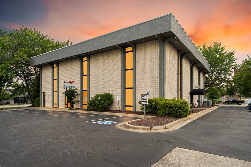 More Photos Of 508 S Lexington Ave, Burlington Office For Sale