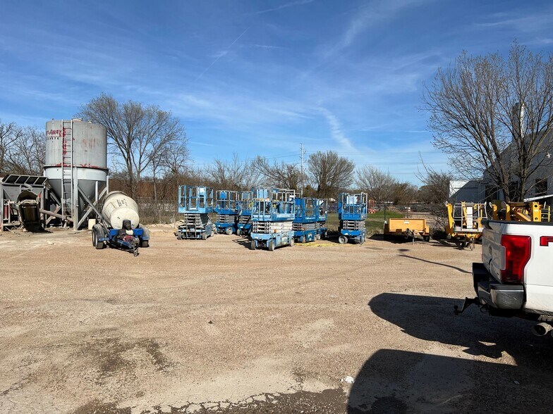 More Photos Of 1624 N 1st St, Garland Light Manufacturing For Sale