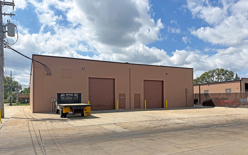 More Photos Of 16129 Common Rd, Roseville Warehouse For Lease