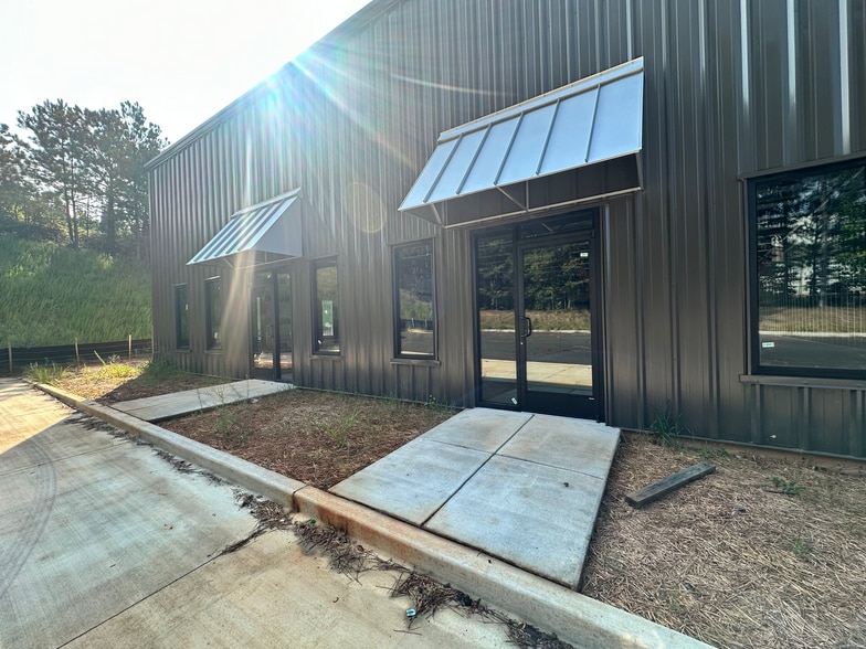 More Photos Of 5915 Steeplechase Blvd, Cumming Warehouse For Lease