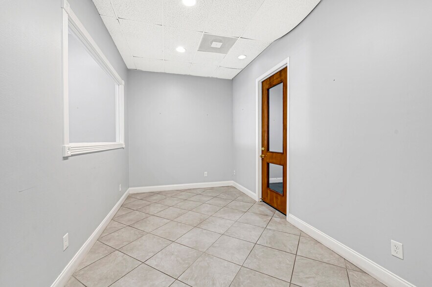 More Photos Of 12649-12655 Memorial Dr, Houston Storefront For Lease