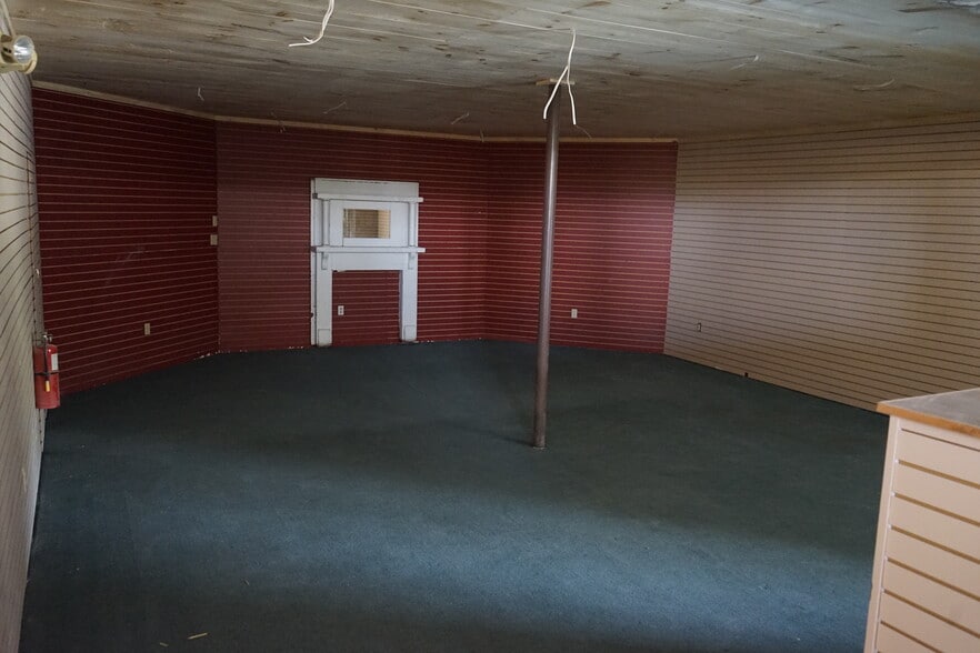 More Photos Of 12 Southmayd St, Campton Freestanding For Sale