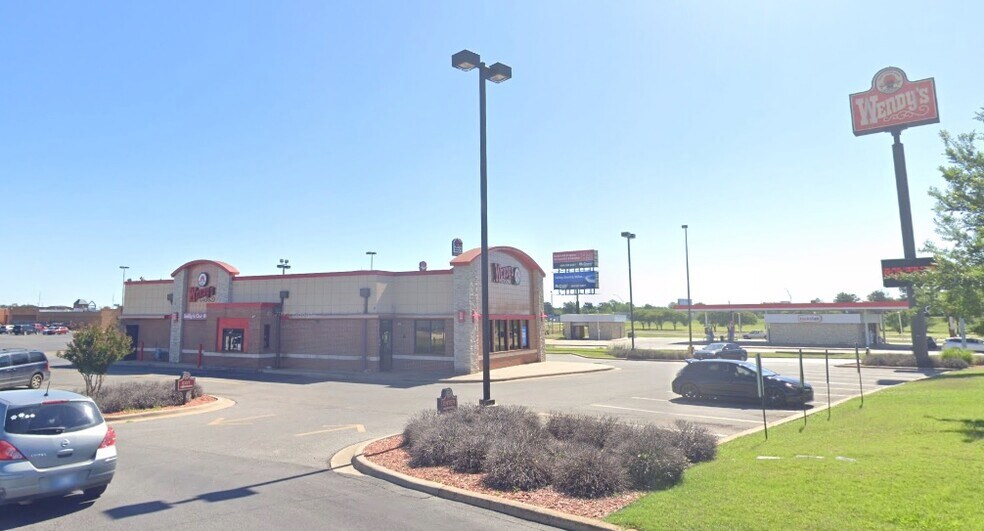 More Photos Of 2420 W Main St, Durant Fast Food For Lease