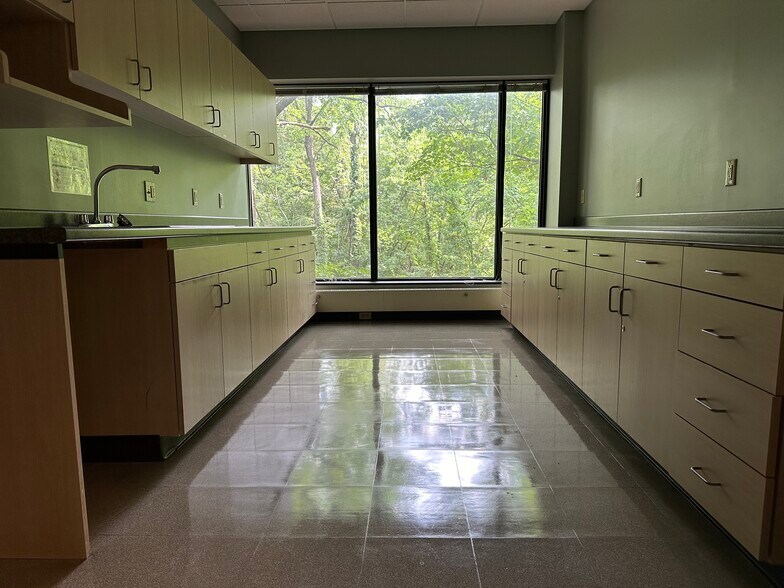 More Photos Of 250 Park West Dr, Pittsburgh Office For Sale