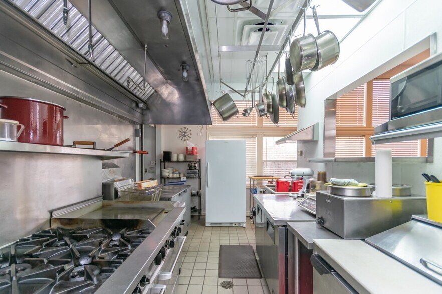 More Photos Of 33494-33518 Jefferson Ave, Brownstown Restaurant For Sale