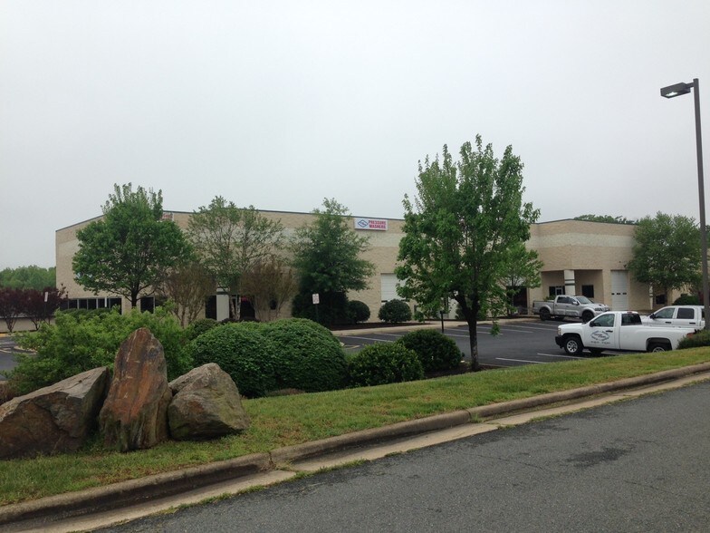 More Photos Of 12 Commerce Pky, Fredericksburg Flex For Lease