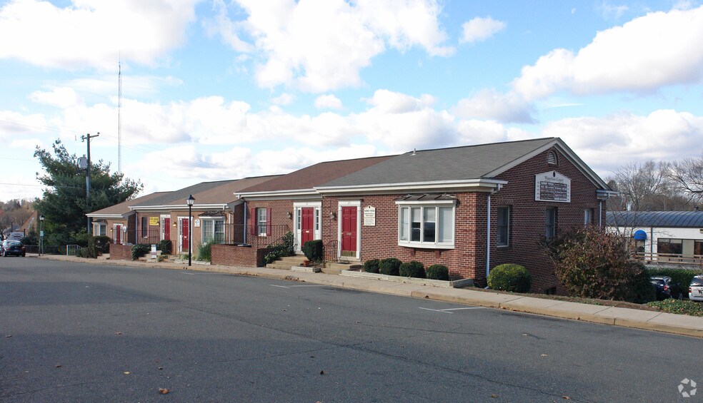 More Photos Of 20 John Marshall St, Warrenton Office For Lease