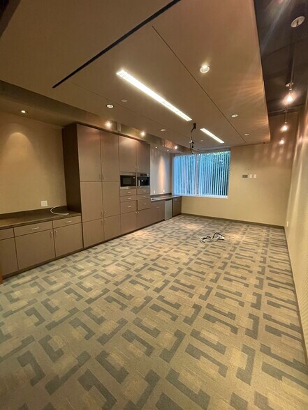 More Photos Of 26010 Mureau Rd, Calabasas Office For Sale