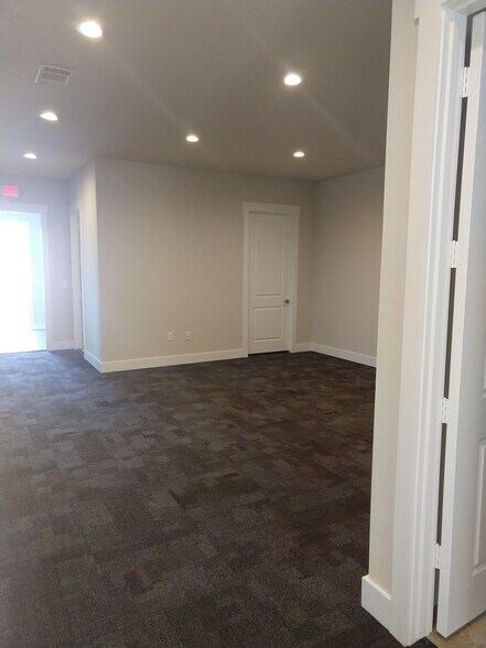 More Photos Of 60 Noble Ct, Heath Office Residential For Lease