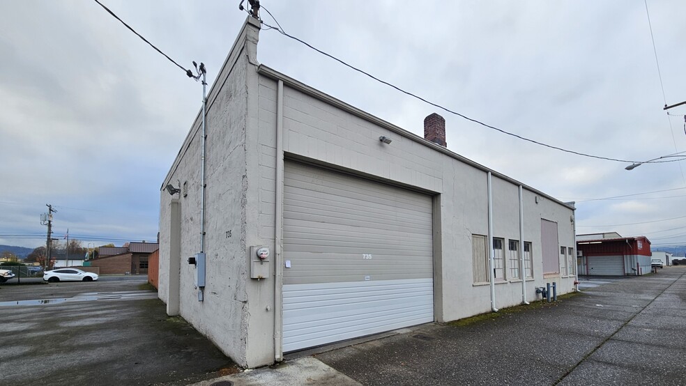More Photos Of 735 Commerce Ave, Longview Industrial For Lease