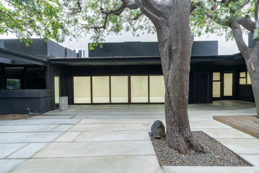 More Photos Of 8271 Beverly Blvd, Los Angeles Freestanding For Lease