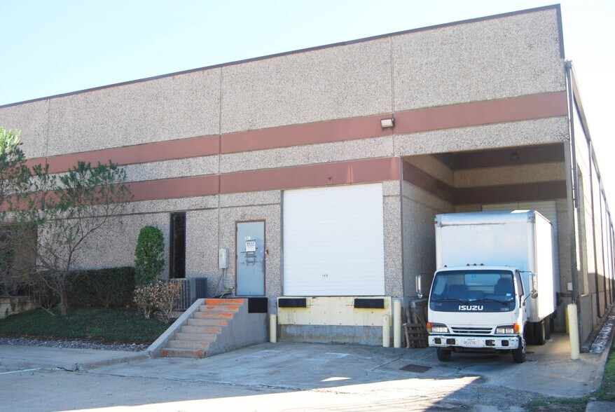 More Photos Of 1410 Vinylex Dr, Carrollton Manufacturing For Lease