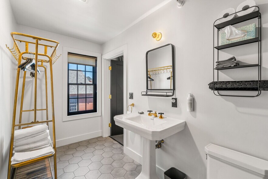 More Photos Of 409 The Hill, Portsmouth Hotel For Sale