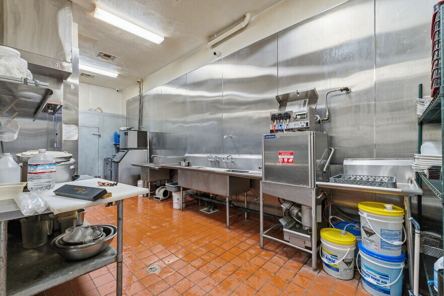More Photos Of 1377 W El Monte Way, Dinuba Restaurant For Lease