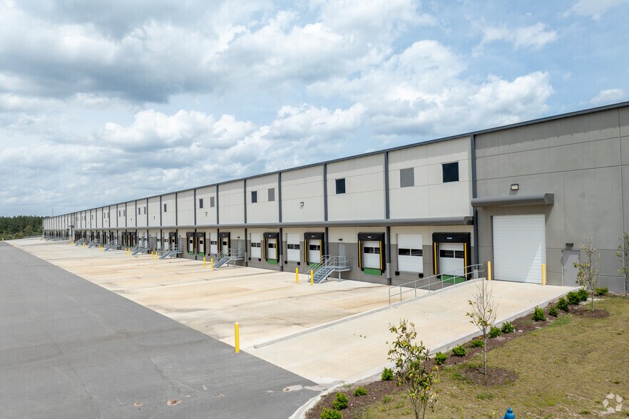 More Photos Of 2983 Faye Rd, Jacksonville Warehouse For Lease