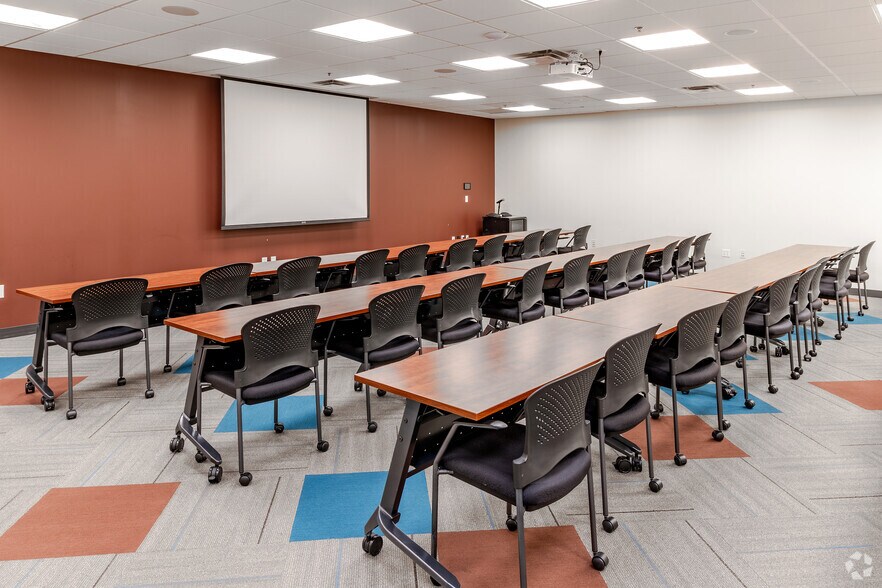 More Photos Of 10 River Park Plz, Saint Paul Office For Lease