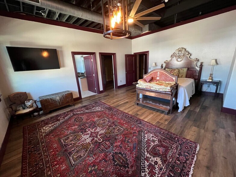 More Photos Of 119 E 5th St, Bonham Restaurant For Sale