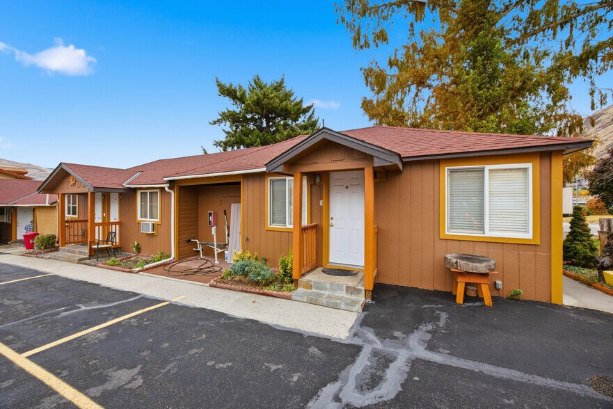 More Photos Of 2044 W Woodin Ave, Chelan Hotel For Sale