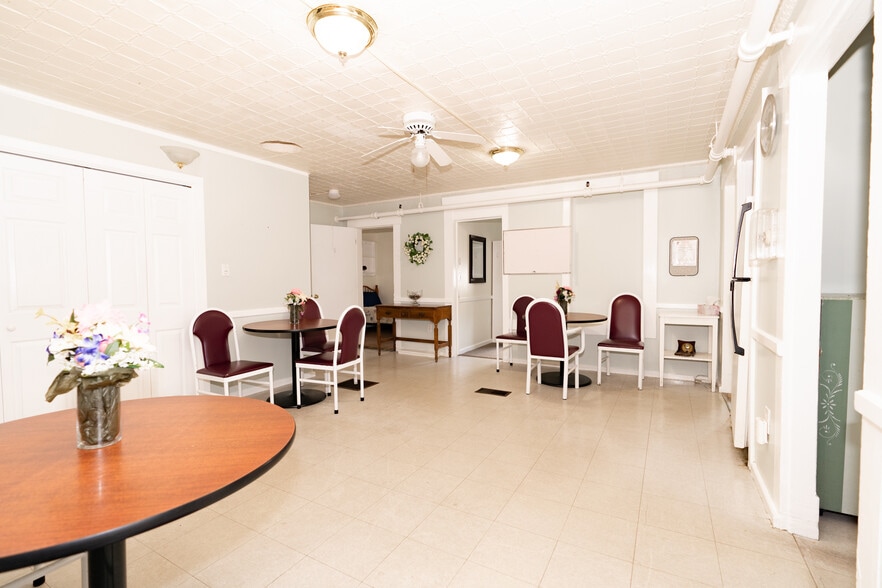 More Photos Of 8 Jennifer Dr, Merrimack Flex For Sale