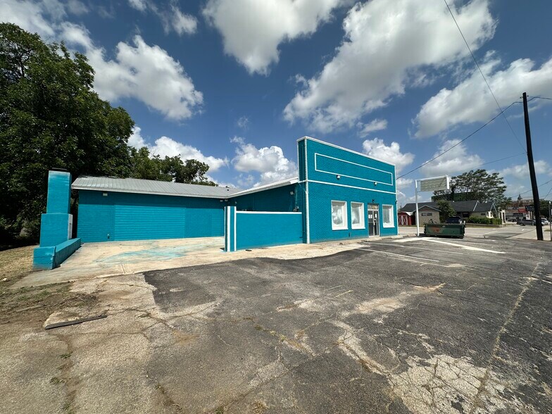 More Photos Of 520 S Locust St, Denton Bar For Lease