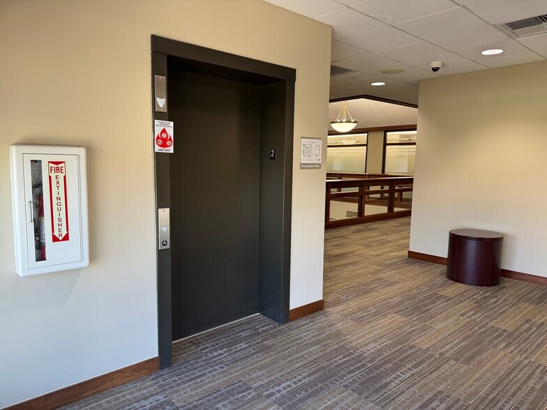 More Photos Of 109 Veterans Pky, Yorkville Office For Lease