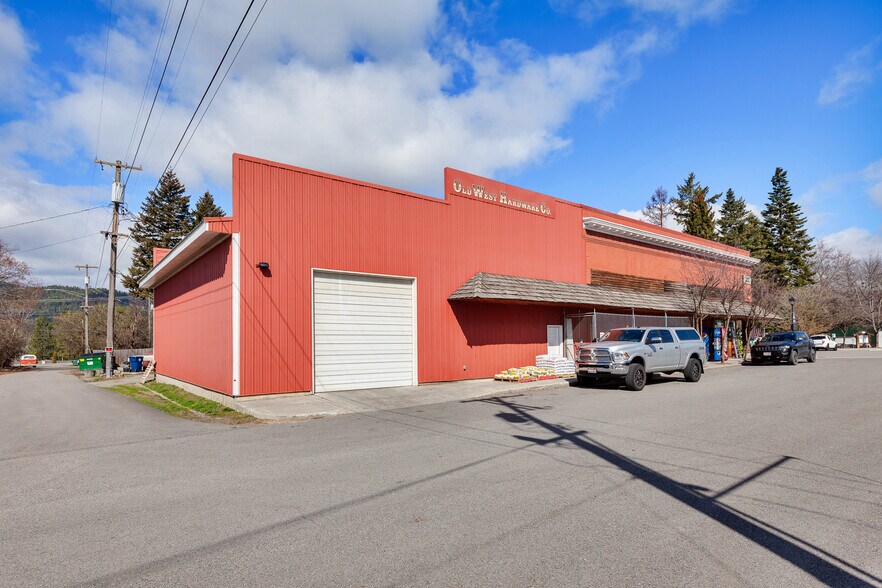 More Photos Of 6210 W Maine St, Spirit Lake Freestanding For Sale