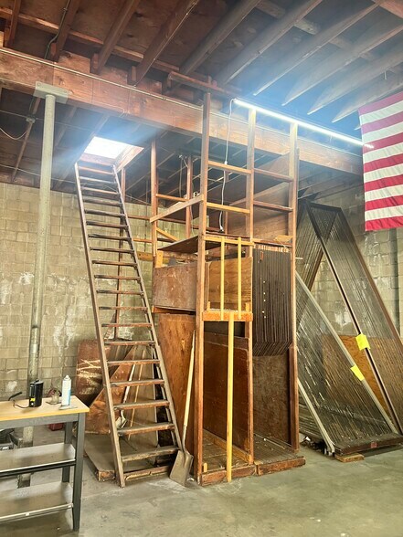 More Photos Of 702 W Anaheim St, Wilmington General Retail For Sale