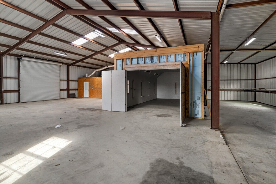 More Photos Of 5796 Highway 271, Pittsburg Flex For Sale