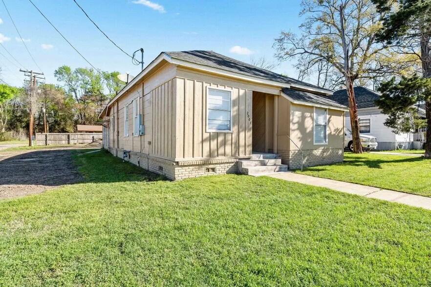 More Photos Of 2001 E Grand Ave, Marshall Office For Sale