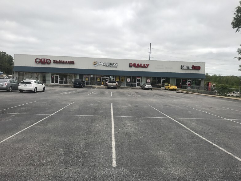 More Photos Of 2095-2103 S Highland Ave, Jackson Storefront Retail Office For Lease