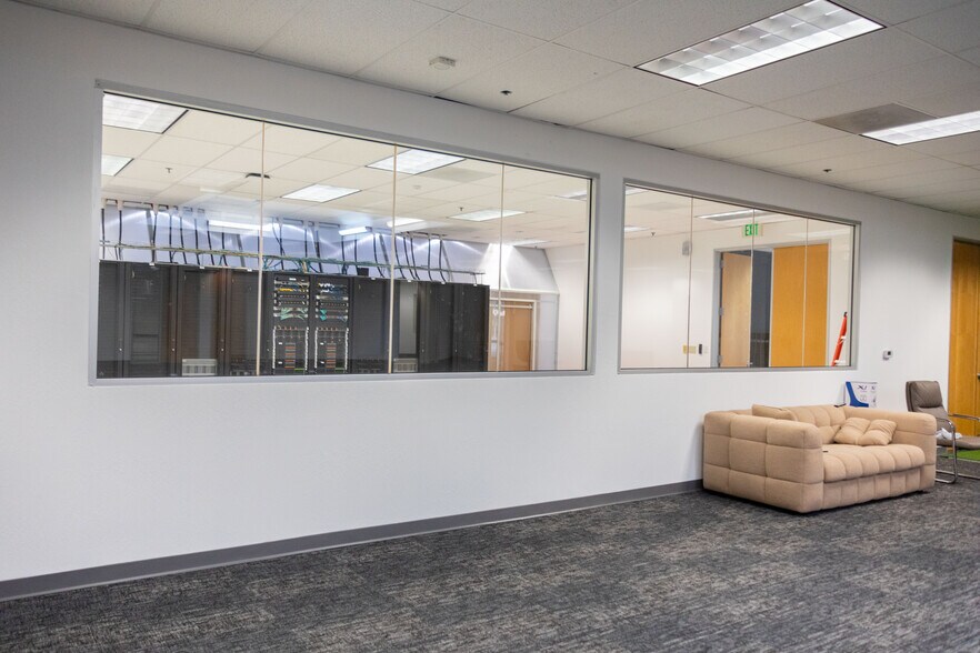 More Photos Of 388 Oakmead Pky, Sunnyvale Service For Lease