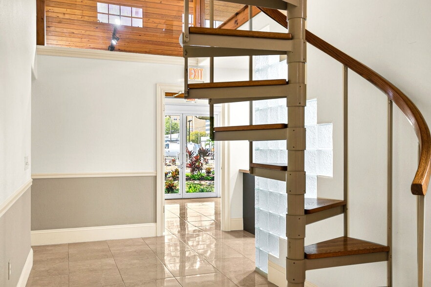 More Photos Of 525 8th St W, Bradenton Office For Sale