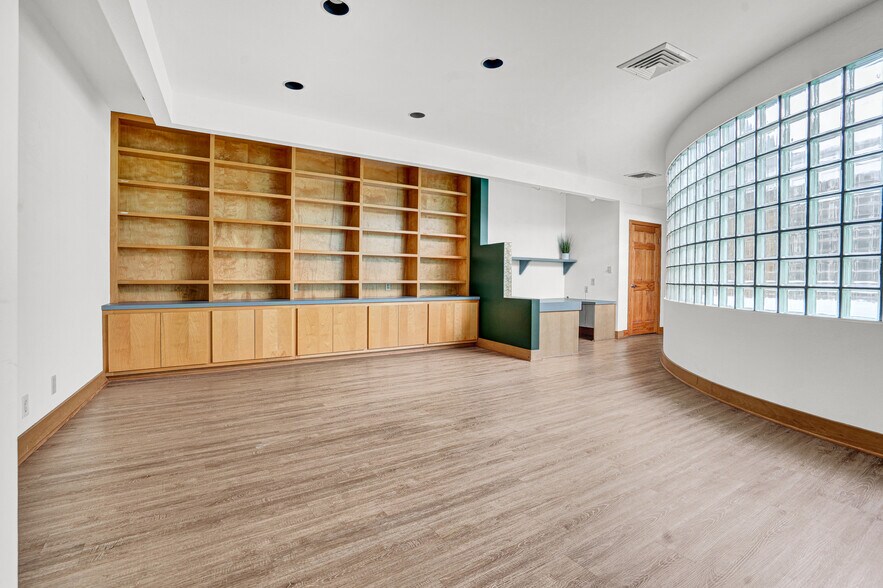 More Photos Of 349 W Main St, Durham Office For Lease