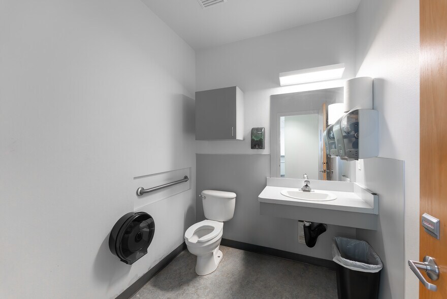 More Photos Of 2665 Glendale Valley Rd, Glendale Office For Sale