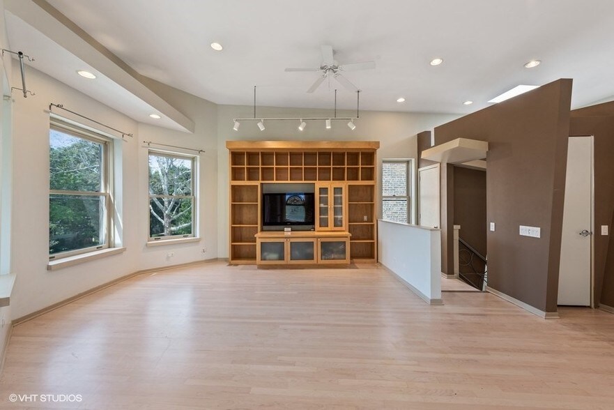 More Photos Of 1228 W Glenlake Ave, Chicago Apartments For Sale