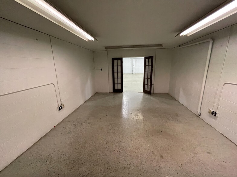 More Photos Of 1371 Saw Mill Run Blvd, Pittsburgh Warehouse For Lease